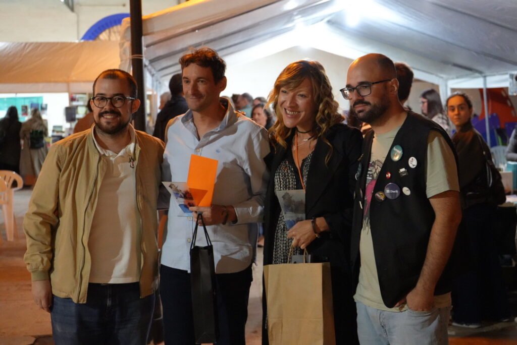 Grupo de autores bajo la carpa de la Feria del Libro de Valdepeñas