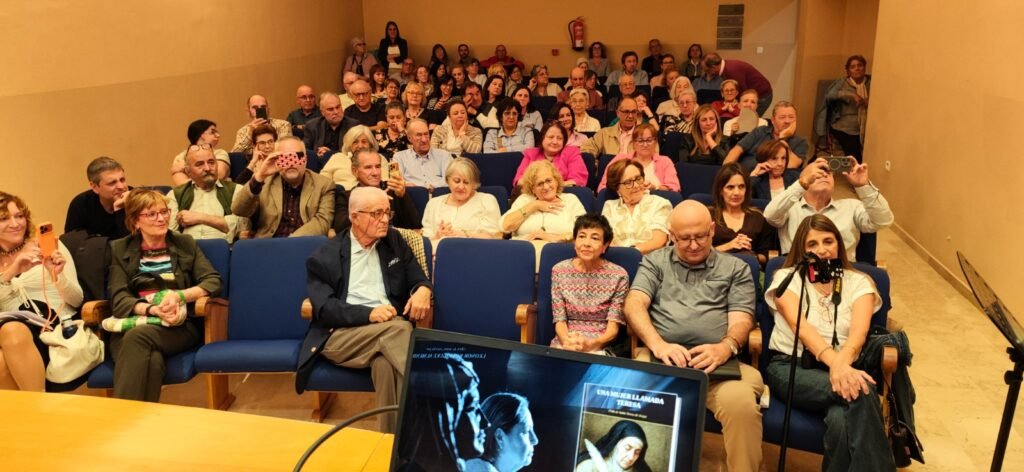 Sala completa en el Centro Cultural Santa Teresa de Malagón