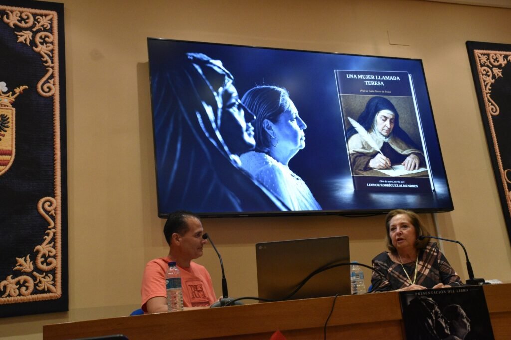 Un momento de la presentación, con la portada del libro en pantalla