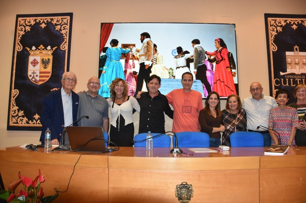 Foto de grupo de los participantes al término del acto