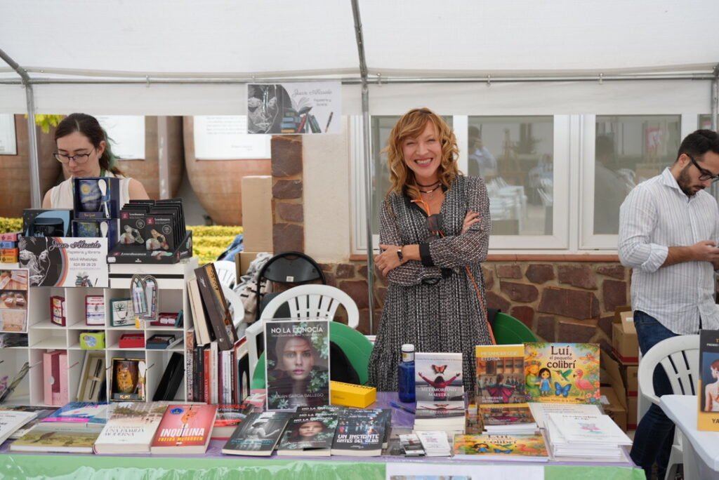 Susana Martín de la Sierra en el stand de la librería Juan Alcaide, en la Feria del Libro de Valdepeñas